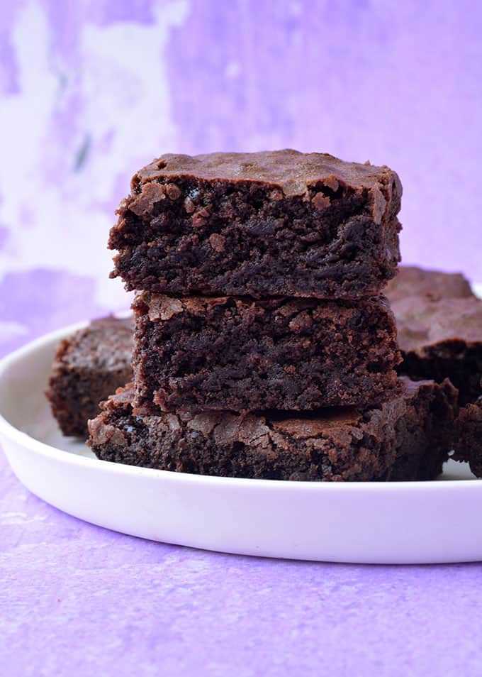 How does the absence of eggs affect the texture of brownies?