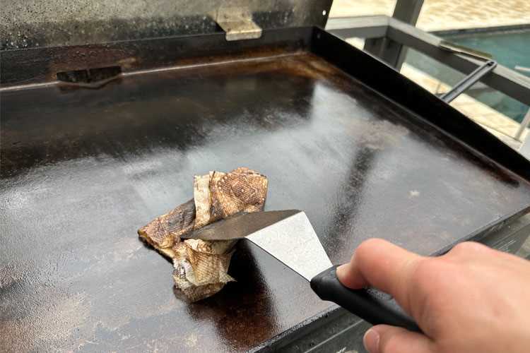 Is it safe to cook on a rusty griddle?