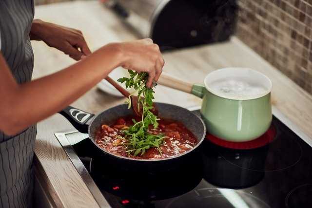 How to properly cook tomato sauce in stainless steel pots