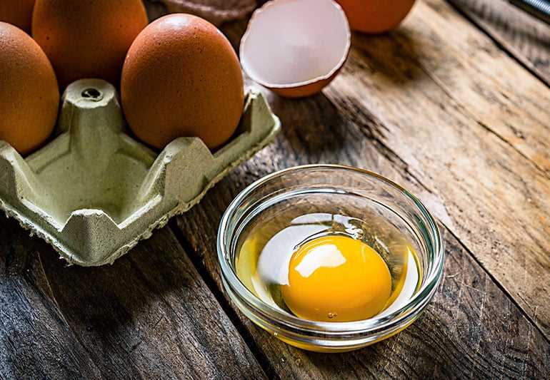 Risks of eating raw or undercooked eggs