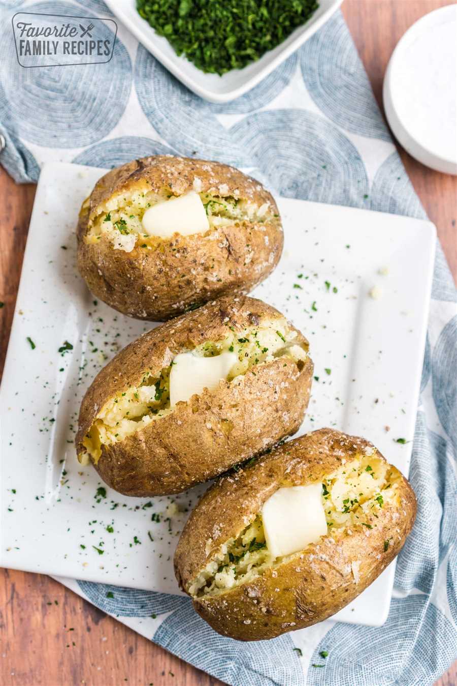 Proponents of using foil argue that it helps to retain heat and moisture, resulting in faster and more even cooking. The foil creates a barrier that traps steam inside, which can effectively cook the potato from all sides. Additionally, some cooks claim that baking potatoes in foil can result in a softer and more tender texture.